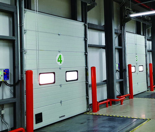 Qual é a diferença entre uma porta de elevador industrial e uma porta de enrolar?