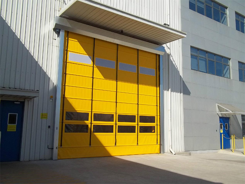 Que tipo de porta de alta velocidade é adequada para saídas externas com alta pressão do vento?