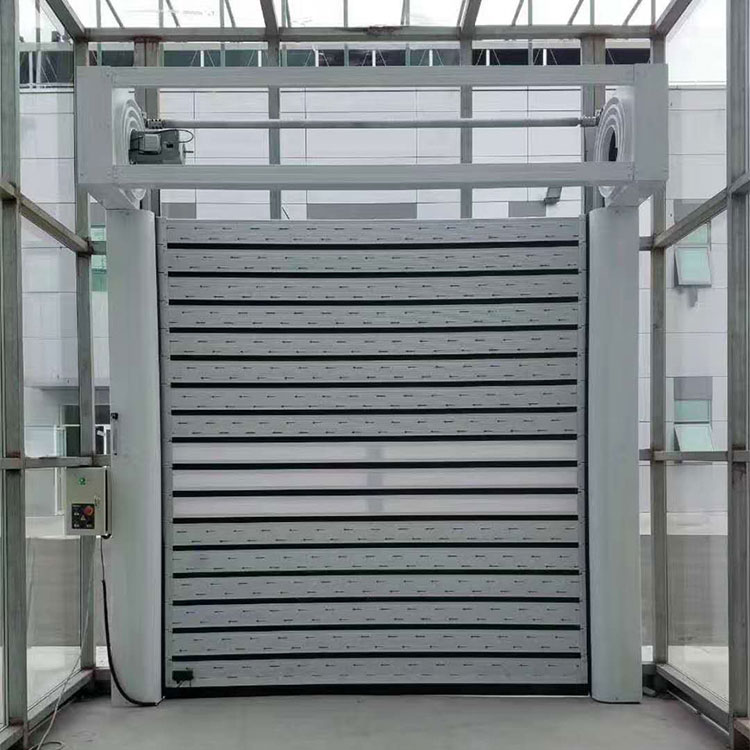 A porta do painel rígida se deformará após o uso a longo prazo?