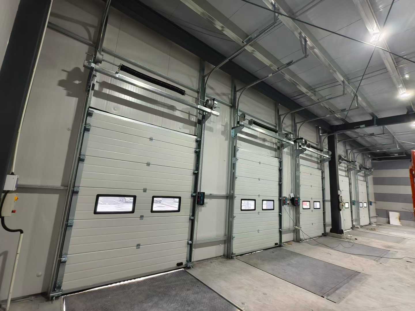 Remessa de portas seccionais industriais e niveladores de doca para projetos de armazéns