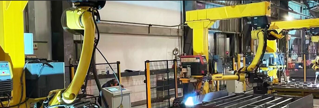 O que torna as mesas elevatórias essenciais para um manuseio de materiais mais seguro e rápido?